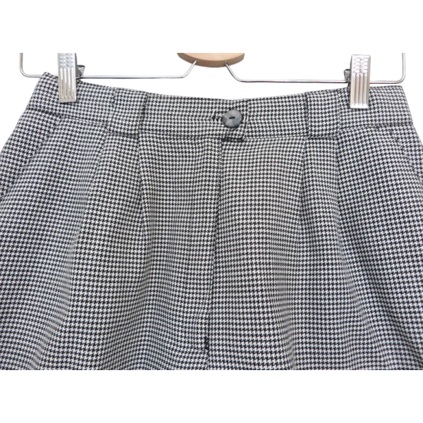 Vintage Black and White Woman shorts  size S/M - Image 2