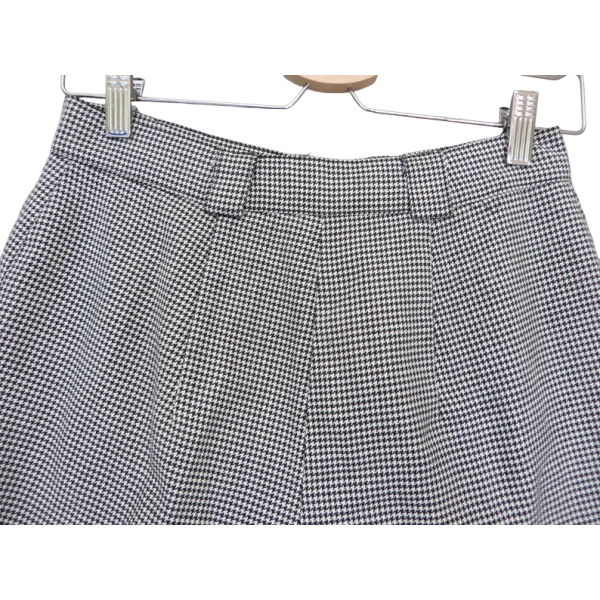 Vintage Black and White Woman shorts  size S/M - Image 4
