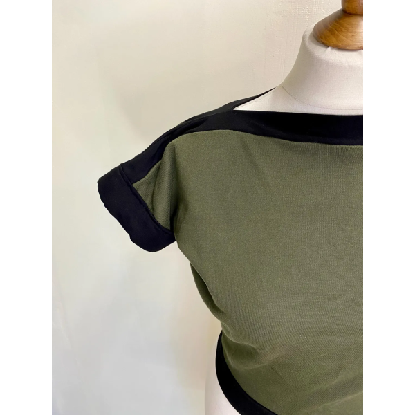 Green and Black Woman polo  size M - Image 8